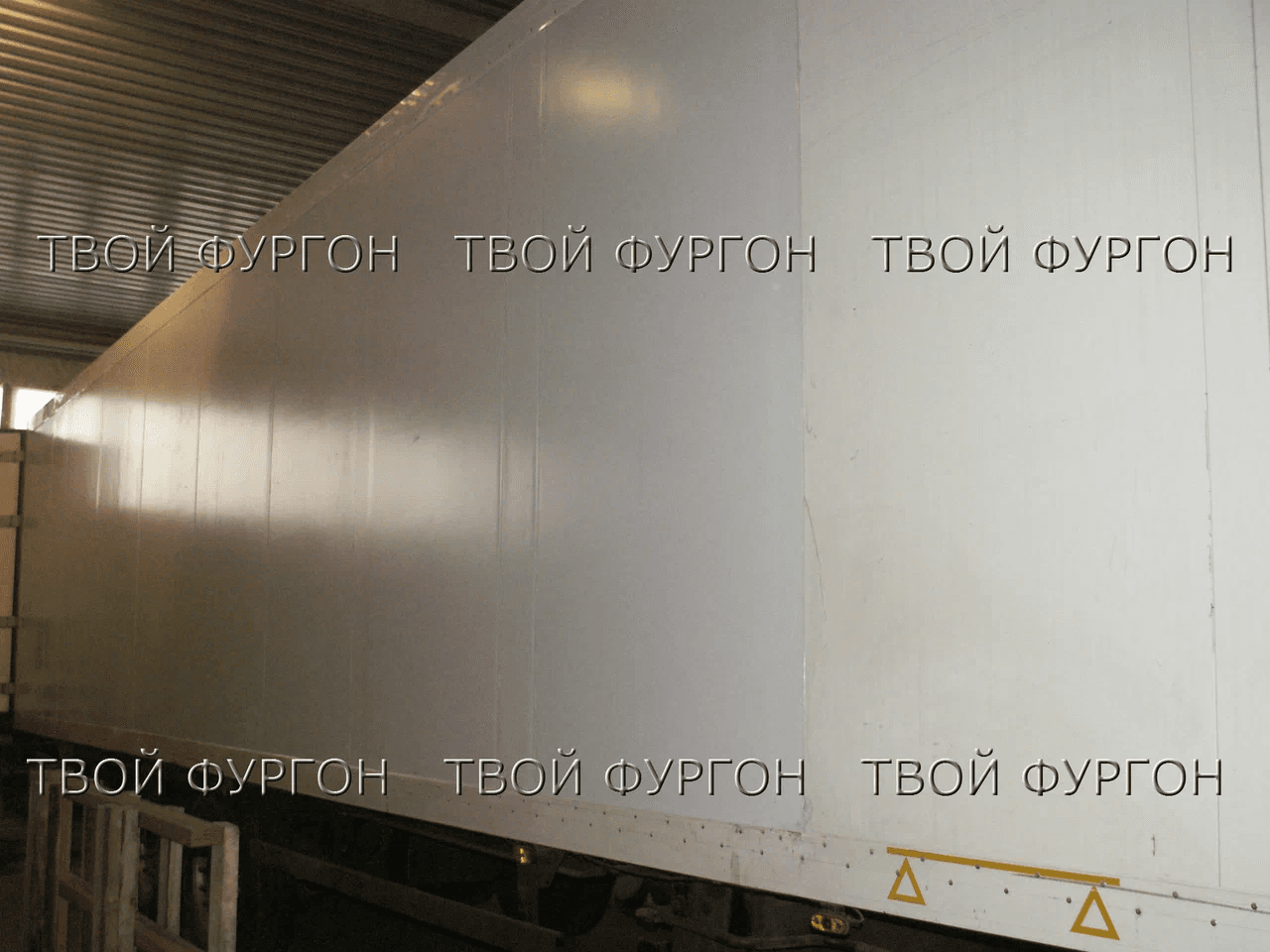 Новая сэндвич-панель кузова после монтажа и герметизации